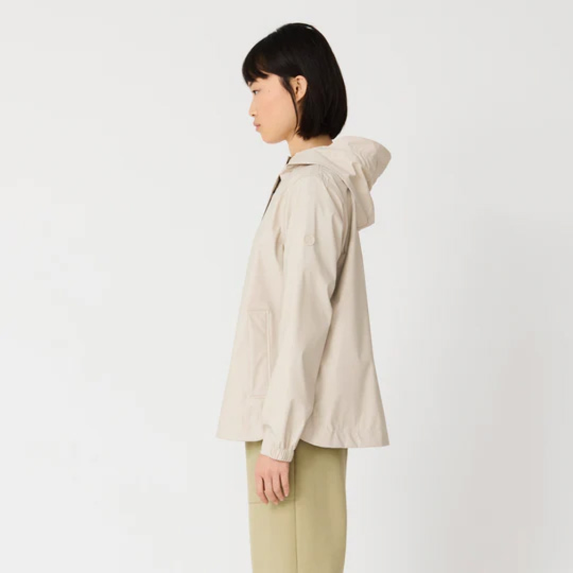 Chaqueta lisa de la marca Tanta, modelo NIMBUSELLE. Chaqueta impermeable ligera y moderna confeccionado en poliuretano fino color taupe. Una versión más liviana de nuestro material icónico, ideal para los días cálidos y húmedos de primavera y verano. 100 % waterproof, con todas las costuras selladas, presenta una silueta joven y un bajo redondeado, ideal para el uso diario en días de lluvia y temperaturas suaves. Chaqueta Tanta NIMBUSELLE ideal para esta temporada!