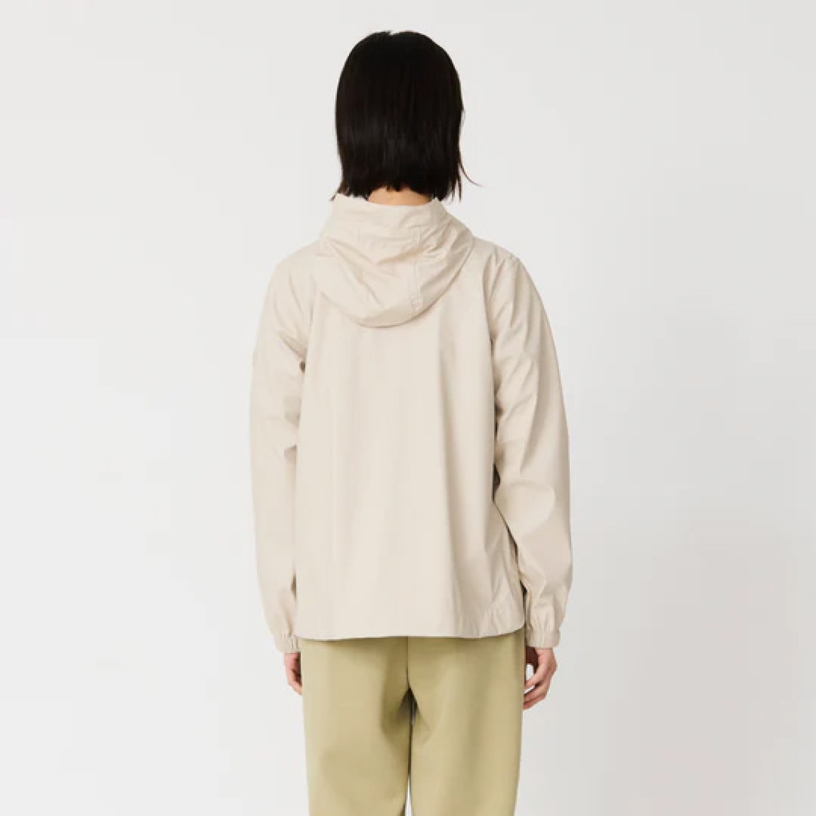 Chaqueta lisa de la marca Tanta, modelo NIMBUSELLE. Chaqueta impermeable ligera y moderna confeccionado en poliuretano fino color taupe. Una versión más liviana de nuestro material icónico, ideal para los días cálidos y húmedos de primavera y verano. 100 % waterproof, con todas las costuras selladas, presenta una silueta joven y un bajo redondeado, ideal para el uso diario en días de lluvia y temperaturas suaves. Chaqueta Tanta NIMBUSELLE ideal para esta temporada!