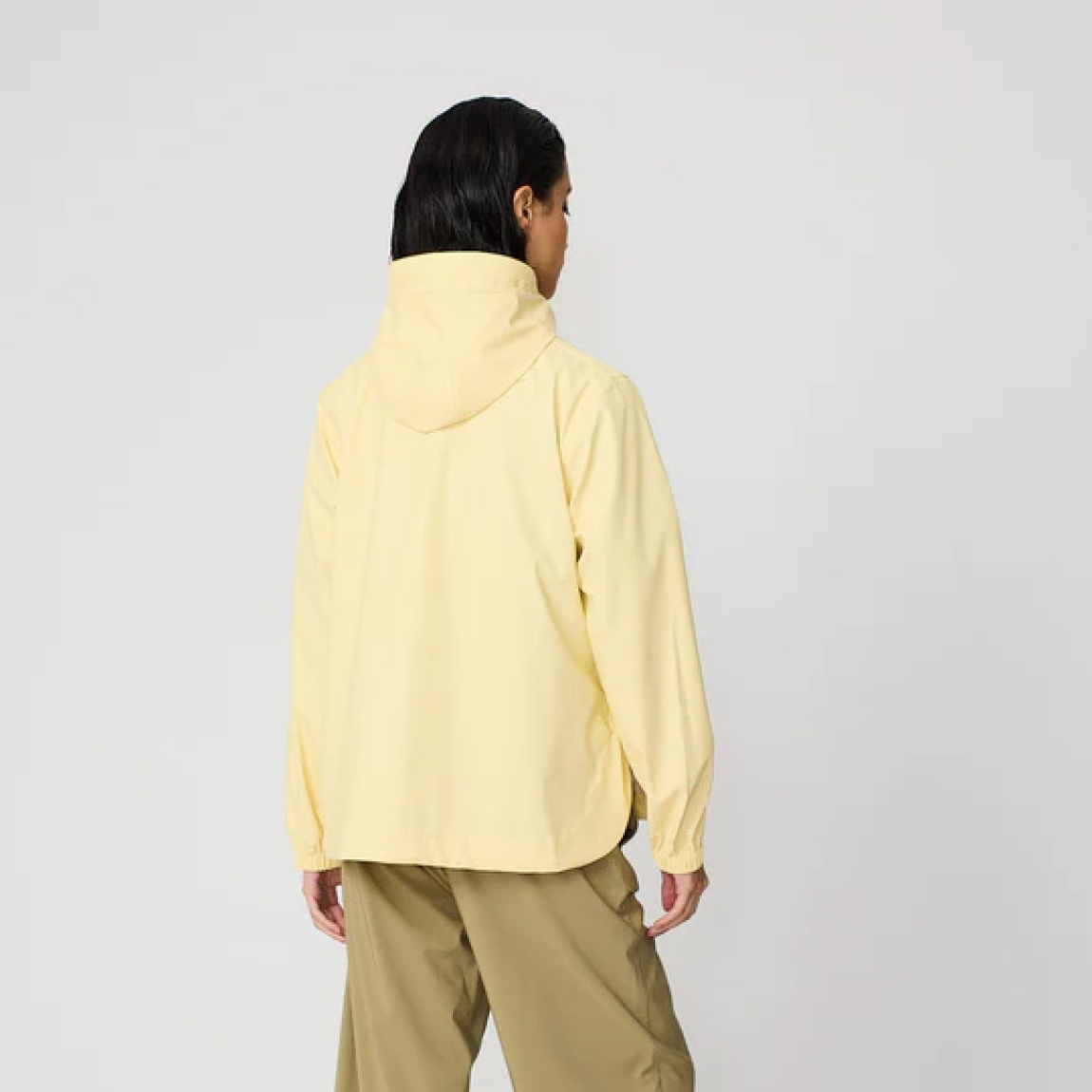 Chaqueta lisa de la marca Tanta, modelo NIMBUSELLE. Chaqueta impermeable ligera y moderna confeccionado en poliuretano fino color amarillo. Una versión más liviana de nuestro material icónico, ideal para los días cálidos y húmedos de primavera y verano. 100 % waterproof, con todas las costuras selladas, presenta una silueta joven y un bajo redondeado, ideal para el uso diario en días de lluvia y temperaturas suaves. Chaqueta Tanta NIMBUSELLE ideal para esta temporada!