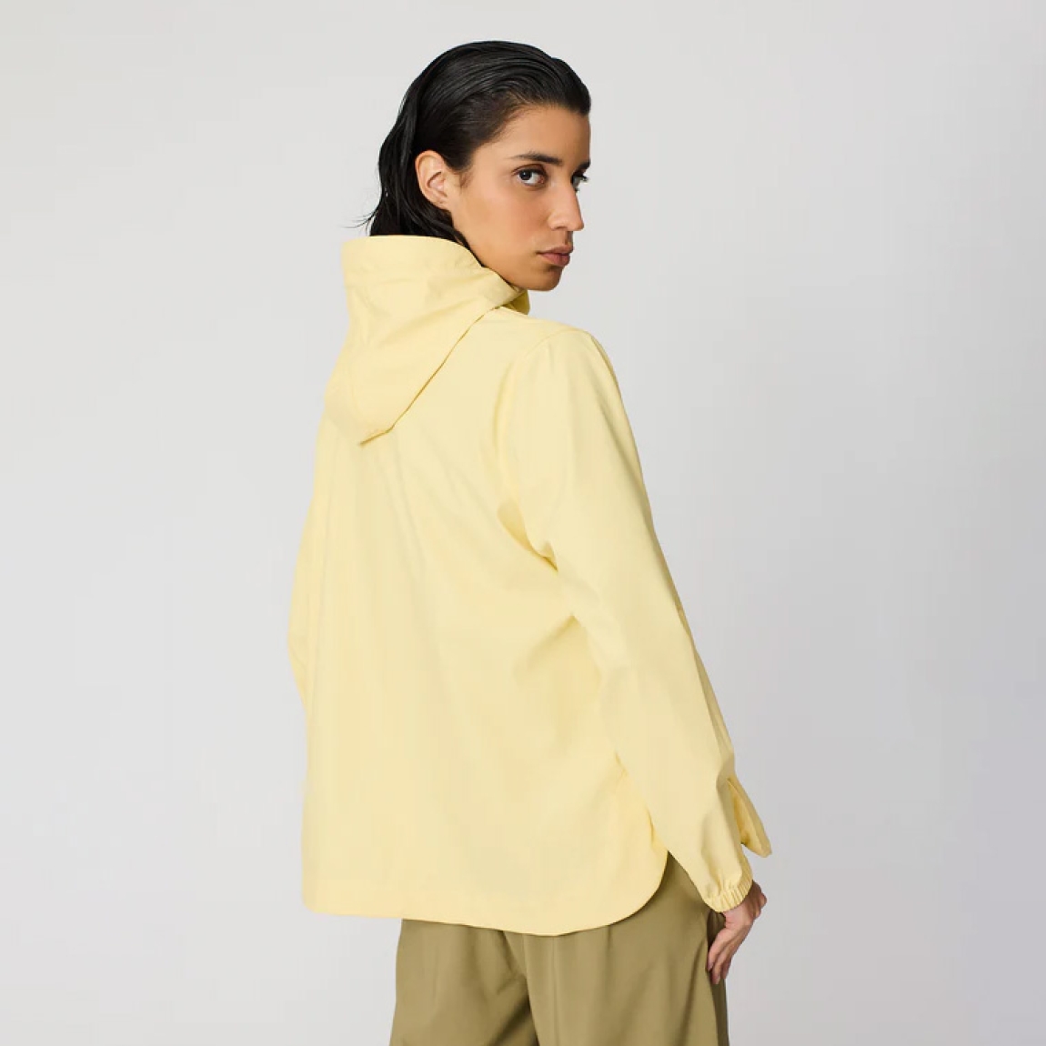 Chaqueta lisa de la marca Tanta, modelo NIMBUSELLE. Chaqueta impermeable ligera y moderna confeccionado en poliuretano fino color amarillo. Una versión más liviana de nuestro material icónico, ideal para los días cálidos y húmedos de primavera y verano. 100 % waterproof, con todas las costuras selladas, presenta una silueta joven y un bajo redondeado, ideal para el uso diario en días de lluvia y temperaturas suaves. Chaqueta Tanta NIMBUSELLE ideal para esta temporada!