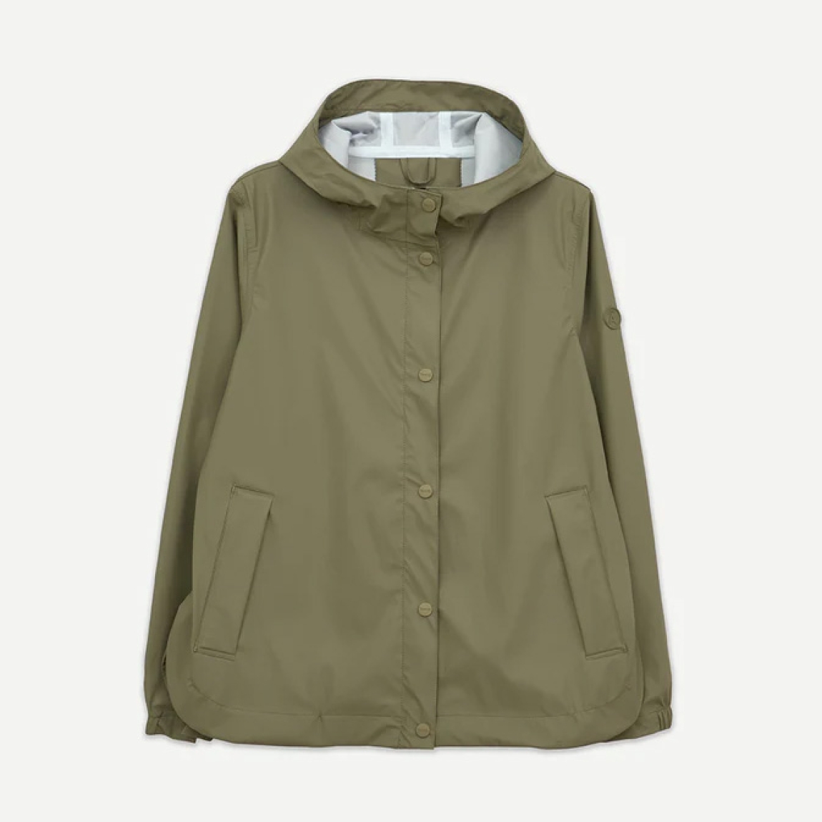 Chaqueta lisa de la marca Tanta, modelo NIMBUSELLE. Chaqueta impermeable ligera y moderna confeccionado en poliuretano fino color verde. Una versión más liviana de nuestro material icónico, ideal para los días cálidos y húmedos de primavera y verano. 100 % waterproof, con todas las costuras selladas, presenta una silueta joven y un bajo redondeado, ideal para el uso diario en días de lluvia y temperaturas suaves. Chaqueta Tanta NIMBUSELLE ideal para esta temporada!