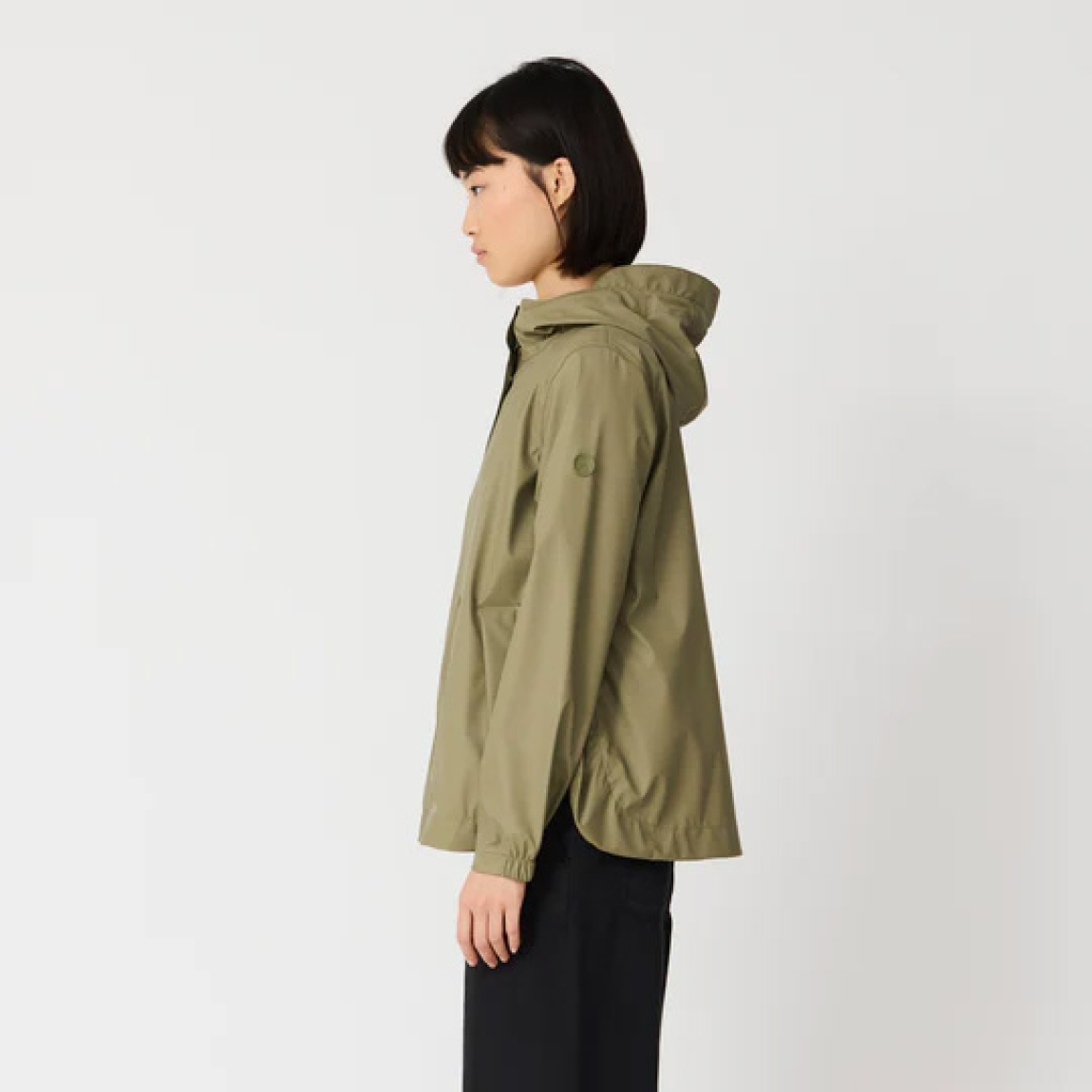 Chaqueta lisa de la marca Tanta, modelo NIMBUSELLE. Chaqueta impermeable ligera y moderna confeccionado en poliuretano fino color verde. Una versión más liviana de nuestro material icónico, ideal para los días cálidos y húmedos de primavera y verano. 100 % waterproof, con todas las costuras selladas, presenta una silueta joven y un bajo redondeado, ideal para el uso diario en días de lluvia y temperaturas suaves. Chaqueta Tanta NIMBUSELLE ideal para esta temporada!
