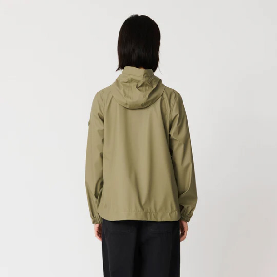 Chaqueta lisa de la marca Tanta, modelo NIMBUSELLE. Chaqueta impermeable ligera y moderna confeccionado en poliuretano fino color verde. Una versión más liviana de nuestro material icónico, ideal para los días cálidos y húmedos de primavera y verano. 100 % waterproof, con todas las costuras selladas, presenta una silueta joven y un bajo redondeado, ideal para el uso diario en días de lluvia y temperaturas suaves. Chaqueta Tanta NIMBUSELLE ideal para esta temporada!