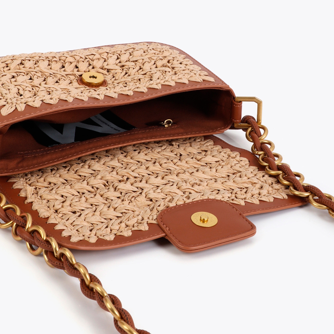 Bandolera compacta de la marca Lola Casademunt, modelo BELEM. Elaborada con mezcla de rafia y material efecto piel en color camel con tono vibrante. Detalle de cadena dorada y cierre con solapa. Interior forrado con compartimento adicional para organización. Bandolera Lola Casademunt BELEM, el complemento perfecto para usar en tus día a día de esta temporada!ALTO 20.5cm ANCHO 15cm PROFUNDIDAD 5cm