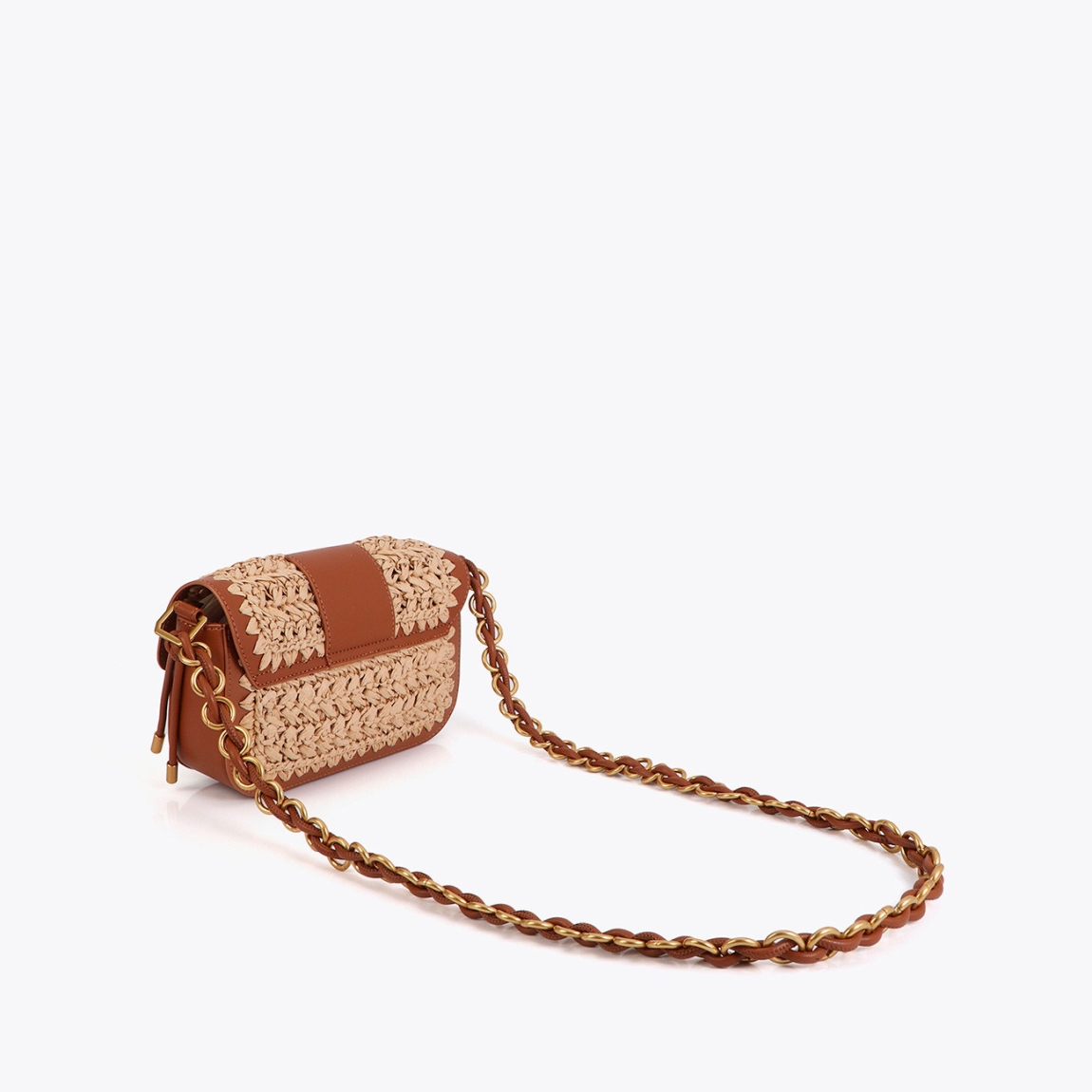 Bandolera compacta de la marca Lola Casademunt, modelo BELEM. Elaborada con mezcla de rafia y material efecto piel en color camel con tono vibrante. Detalle de cadena dorada y cierre con solapa. Interior forrado con compartimento adicional para organización. Bandolera Lola Casademunt BELEM, el complemento perfecto para usar en tus día a día de esta temporada!ALTO 20.5cm ANCHO 15cm PROFUNDIDAD 5cm