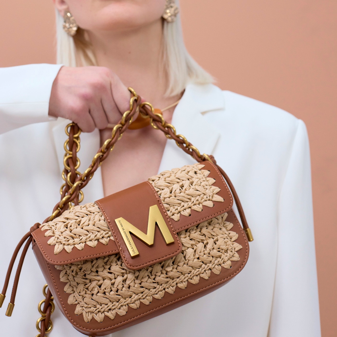 Bandolera compacta de la marca Lola Casademunt, modelo BELEM. Elaborada con mezcla de rafia y material efecto piel en color camel con tono vibrante. Detalle de cadena dorada y cierre con solapa. Interior forrado con compartimento adicional para organización. Bandolera Lola Casademunt BELEM, el complemento perfecto para usar en tus día a día de esta temporada!ALTO 20.5cm ANCHO 15cm PROFUNDIDAD 5cm