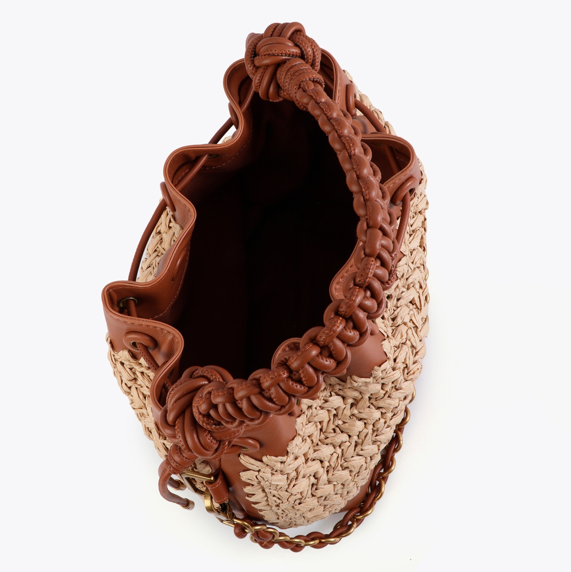 Bandolera compacta de la marca Lola Casademunt, modelo BELEM. Elaborada con mezcla de rafia y material efecto piel en color camel con tono vibrante. Detalle de cadena dorada ajustable . Interior forrado con compartimento adicional para organización. Bandolera Lola Casademunt BELEM, el complemento perfecto para usar en tus día a día de esta temporada!ALTO 20.cm ANCHO 25cm