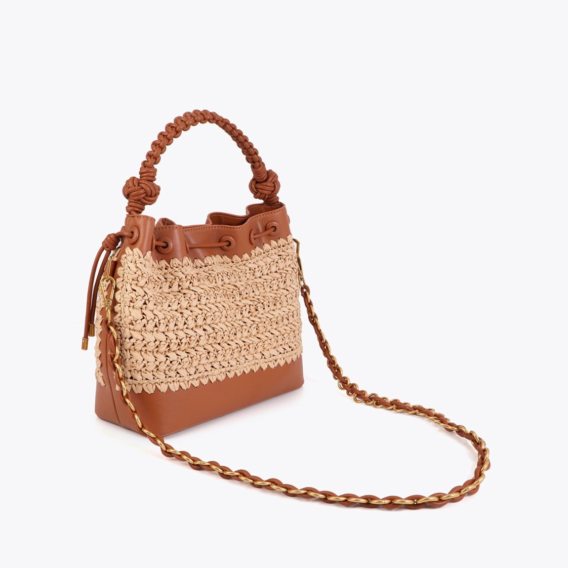 Bandolera compacta de la marca Lola Casademunt, modelo BELEM. Elaborada con mezcla de rafia y material efecto piel en color camel con tono vibrante. Detalle de cadena dorada ajustable . Interior forrado con compartimento adicional para organización. Bandolera Lola Casademunt BELEM, el complemento perfecto para usar en tus día a día de esta temporada!ALTO 20.cm ANCHO 25cm