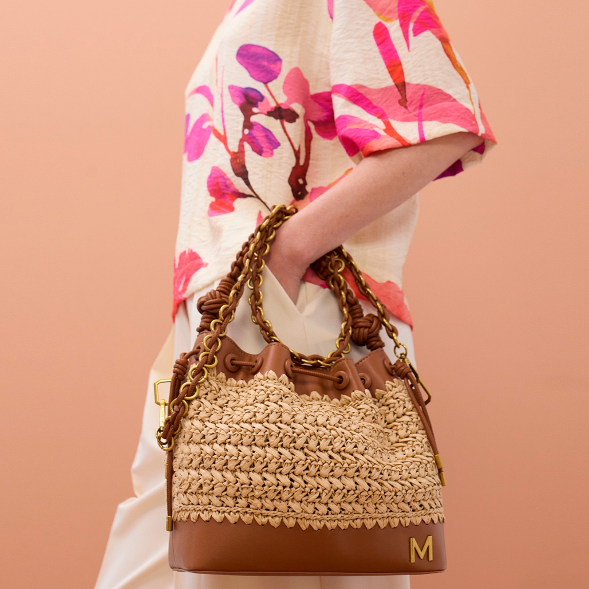 Bandolera compacta de la marca Lola Casademunt, modelo BELEM. Elaborada con mezcla de rafia y material efecto piel en color camel con tono vibrante. Detalle de cadena dorada ajustable . Interior forrado con compartimento adicional para organización. Bandolera Lola Casademunt BELEM, el complemento perfecto para usar en tus día a día de esta temporada!ALTO 20.cm ANCHO 25cm