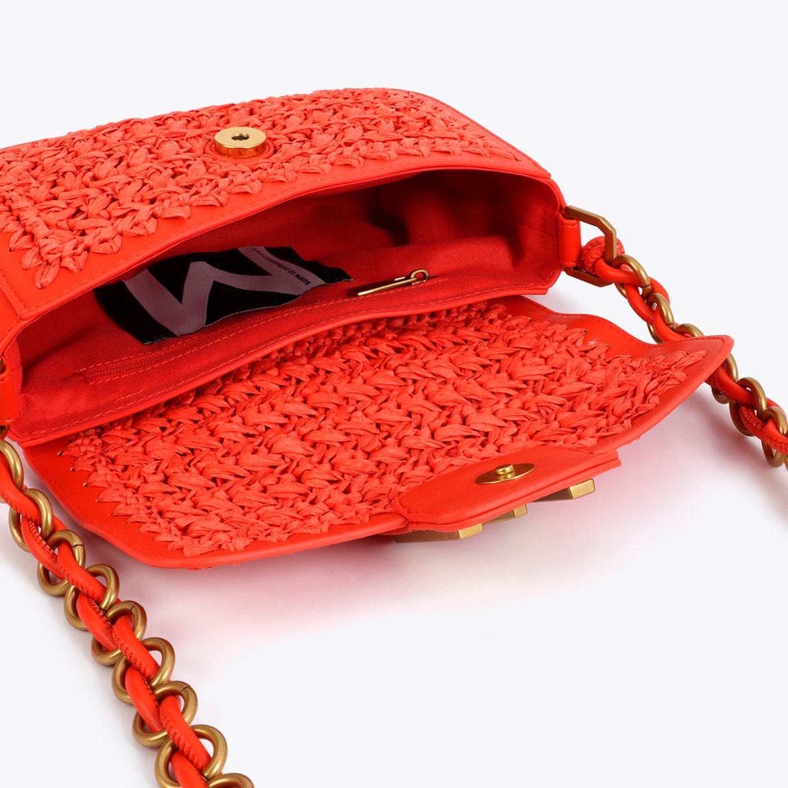 Bandolera compacta de la marca Lola Casademunt, modelo BELEM. Elaborada con mezcla de rafia y material efecto piel en color rojo con tono vibrante. Detalle de cadena dorada y cierre con solapa. Interior forrado con compartimento adicional para organización. Bandolera Lola Casademunt BELEM, el complemento perfecto para usar en tus día a día de esta temporada!ALTO 15cm ANCHO 22cm PROFUNDIDAD 5cm