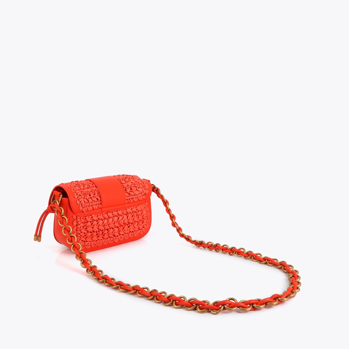 Bandolera compacta de la marca Lola Casademunt, modelo BELEM. Elaborada con mezcla de rafia y material efecto piel en color rojo con tono vibrante. Detalle de cadena dorada y cierre con solapa. Interior forrado con compartimento adicional para organización. Bandolera Lola Casademunt BELEM, el complemento perfecto para usar en tus día a día de esta temporada!ALTO 15cm ANCHO 22cm PROFUNDIDAD 5cm