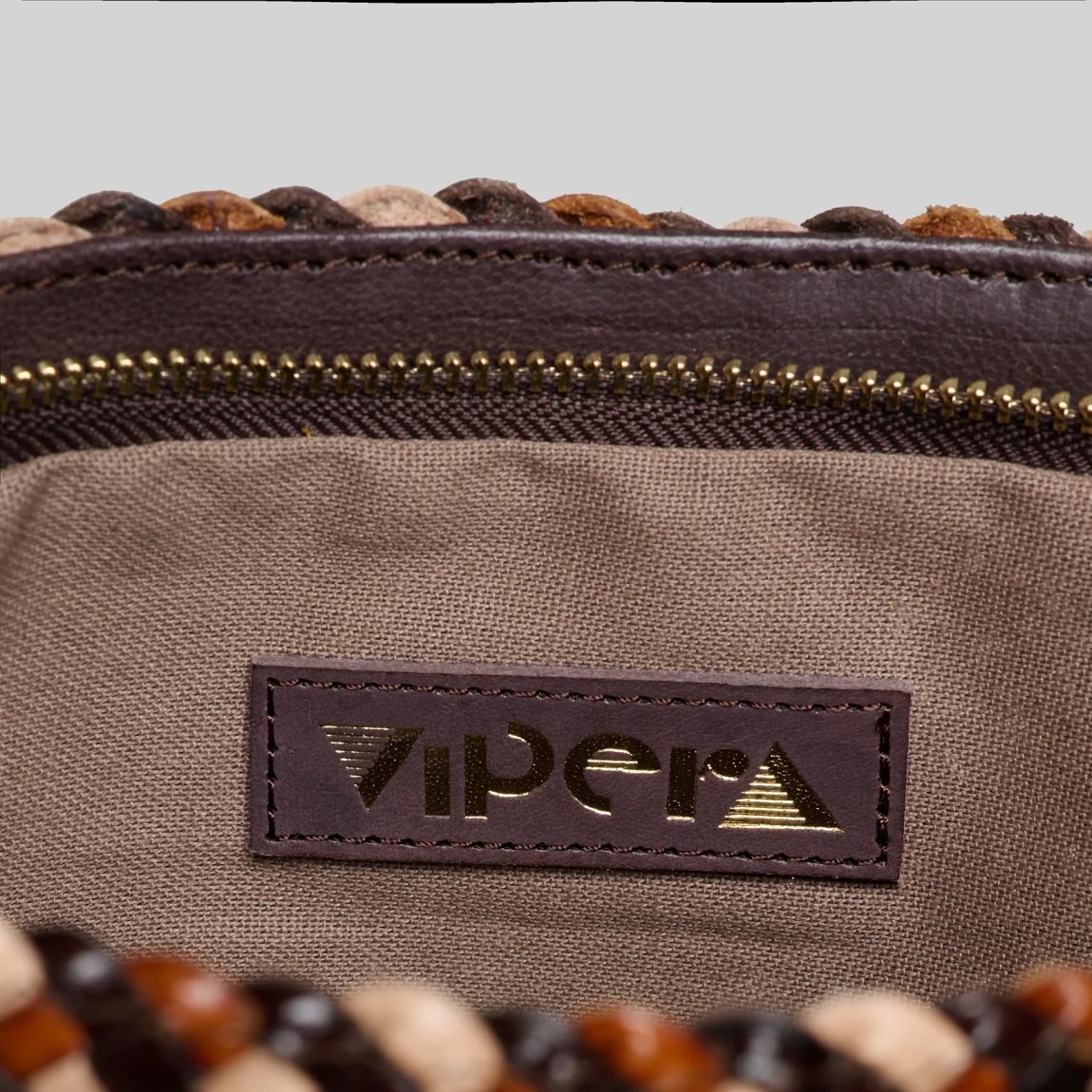 Bolso de la marca Vipera Bags, modelo GOYA. Bolso elaborado en piel trenzada de alta calidad multicolor en tonalidades taupe. Bolso tejido a mano, lo que hace que cada bolso sea único. Cierre de cremallera dorada. Bandolera de piel extraíble de 95 cm. Material: 100 % piel. Medidas: 21 alto y 31cm ancho. Bolso Vipera Bags GOYA, un complemento, de calidad y estilo para ti!Observaciones de cuidado: En caso de contacto con el agua, frote suavemente con un paño suave y neutro.Para limpiar, utilice un paño limpio y frótelo suavemente.Al ser colores naturales, el roce puede desprender algo de color.Cuando no lo use, guárdelo en su estuche protector en un lugar fresco y seco.