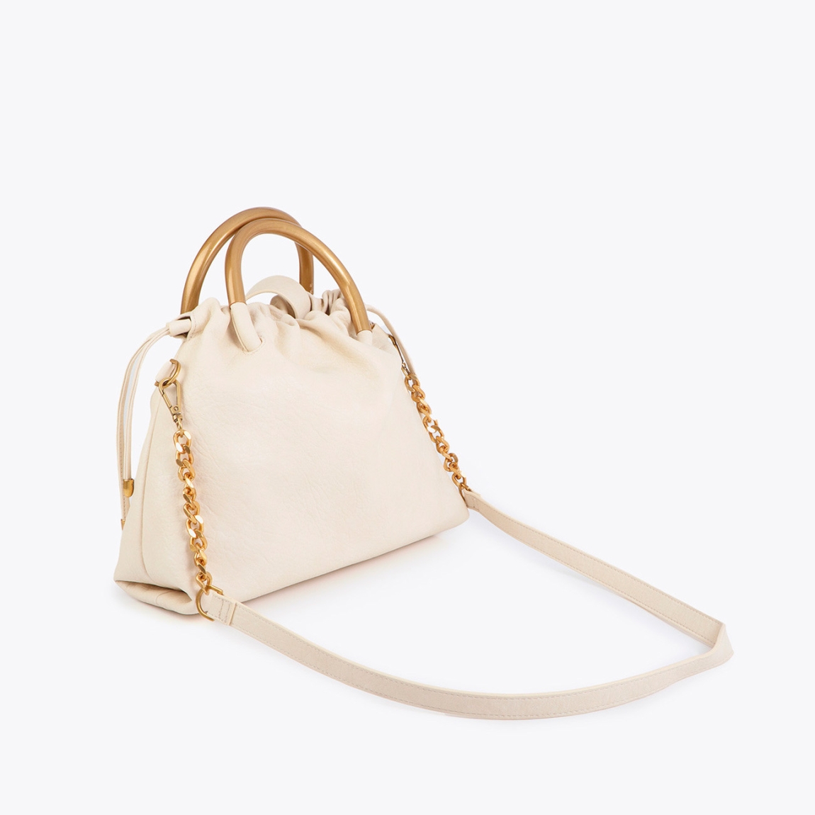 Bolso moderno de la marca Lola Casademunt, modelo BELLONA. Bolso de efecto piel en color crudo con elegantes asas redondas de metal dorado. Incluye cierre de cordón y correa ajustable para mayor versatilidad. Ideal para complementar cualquier look. Bolso Lola Casademunt BELLONA no puede faltar en tu armario!ALTO 20cm ANCHO 19.5cm PROFUNDIDAD 9cm