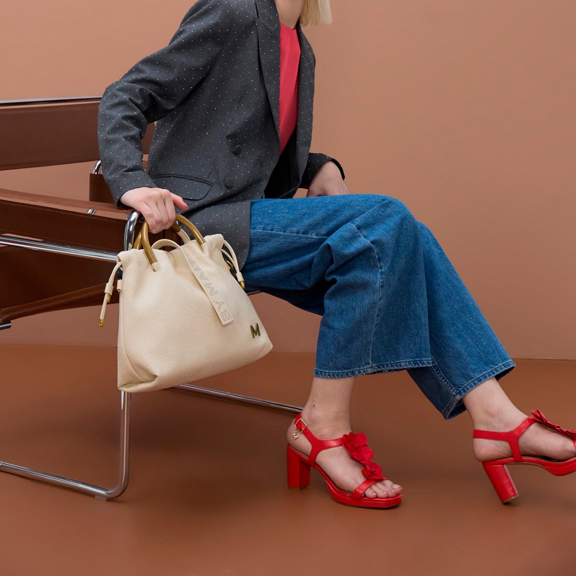 Bolso moderno de la marca Lola Casademunt, modelo BELLONA. Bolso de efecto piel en color crudo con elegantes asas redondas de metal dorado. Incluye cierre de cordón y correa ajustable para mayor versatilidad. Ideal para complementar cualquier look. Bolso Lola Casademunt BELLONA no puede faltar en tu armario!ALTO 20cm ANCHO 19.5cm PROFUNDIDAD 9cm