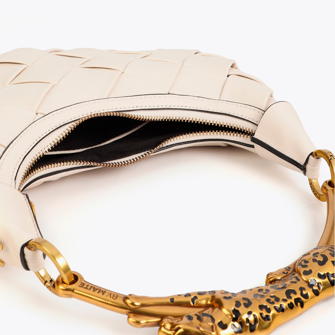 Bolso de la marca Lola Casademunt, modelo SIENA. Elaborado en piel con efecto trenzado color hielo en forma de media luna. Bolso con cierre en cremallera y logo metálico decorativo.. Asa de metal en forma de leopardo dorado, ideal para un look sofisticado. Bolso Lola Casademunt SIENA, complemento ideal para ti!ALTO 15cm ANCHO 28cm PROFUNDIDAD 6cm
