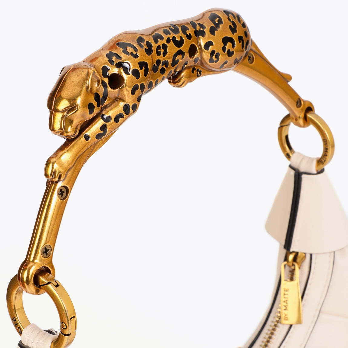 Bolso de la marca Lola Casademunt, modelo SIENA. Elaborado en piel con efecto trenzado color hielo en forma de media luna. Bolso con cierre en cremallera y logo metálico decorativo.. Asa de metal en forma de leopardo dorado, ideal para un look sofisticado. Bolso Lola Casademunt SIENA, complemento ideal para ti!ALTO 15cm ANCHO 28cm PROFUNDIDAD 6cm