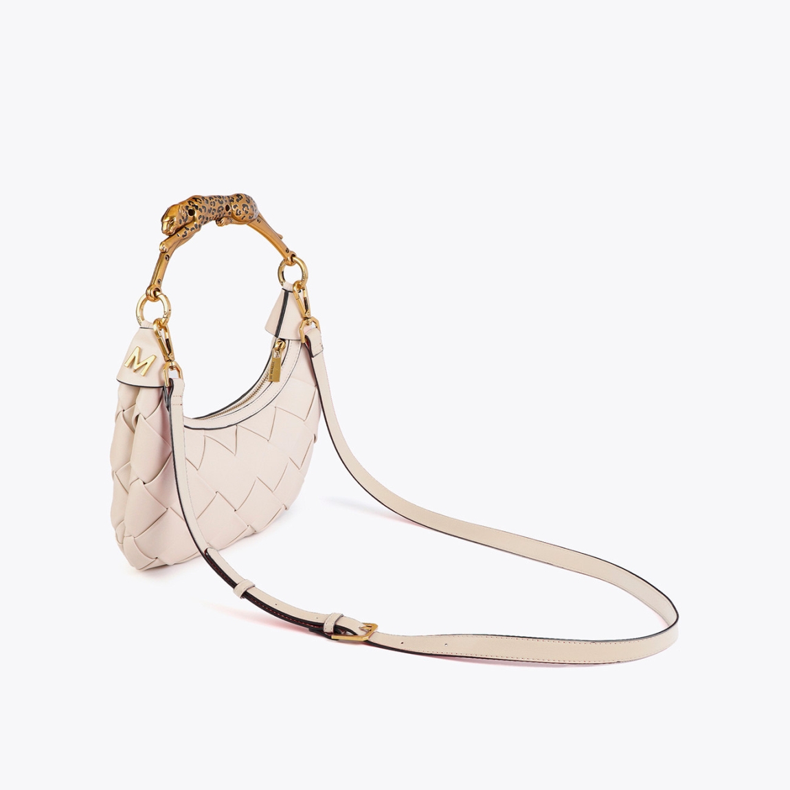 Bolso de la marca Lola Casademunt, modelo SIENA. Elaborado en piel con efecto trenzado color hielo en forma de media luna. Bolso con cierre en cremallera y logo metálico decorativo.. Asa de metal en forma de leopardo dorado, ideal para un look sofisticado. Bolso Lola Casademunt SIENA, complemento ideal para ti!ALTO 15cm ANCHO 28cm PROFUNDIDAD 6cm