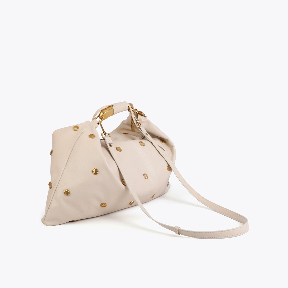 Bolso hobo de la marca Lola Casademunt, modelo GLENDA. Bolso en color crema con tachas doradas y textura suave. Incluye un asa ajustable y detalles metálicos exclusivos. Cierre superior de cremallera y un interior espacioso con compartimentos para una organización óptima. Bolso Lola Casademunt ideal para llevarla en tu día a día!ALTO 30cm ANCHO 48cm PROFUNDIDAD 3cm