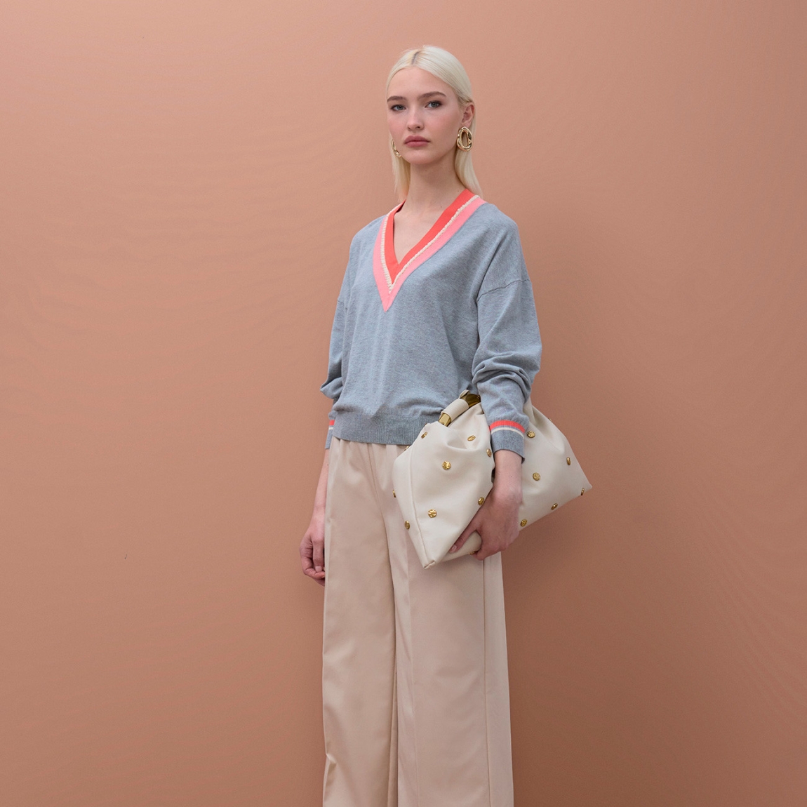 Bolso hobo de la marca Lola Casademunt, modelo GLENDA. Bolso en color crema con tachas doradas y textura suave. Incluye un asa ajustable y detalles metálicos exclusivos. Cierre superior de cremallera y un interior espacioso con compartimentos para una organización óptima. Bolso Lola Casademunt ideal para llevarla en tu día a día!ALTO 30cm ANCHO 48cm PROFUNDIDAD 3cm