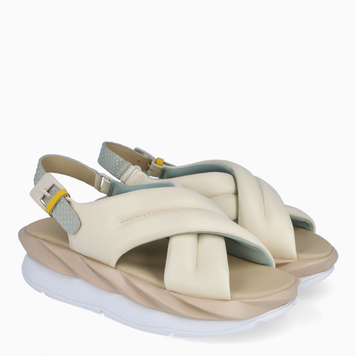 Sandalias de la marca 4CCCCEES, modelo MELLOW. Exterior de las sandalias en piel color hielo y pala cruzada. Interior de las sandalias en piel color beig. Cierre con hebilla en el tobillo. Sandalias 4CCCCEES con plataforma de 4cm de altura con diseño ondulado color camel y beig. Estas sandalias 4CCCCEES MELLOW tiene el diseño perfecto entre originalidad y ligereza que te acompañará en tu día a día en esta temporada