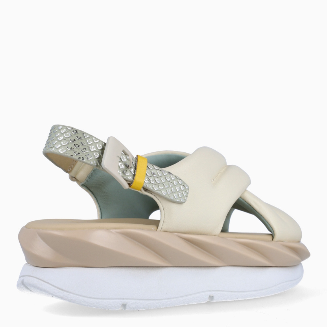 Sandalias de la marca 4CCCCEES, modelo MELLOW. Exterior de las sandalias en piel color hielo y pala cruzada. Interior de las sandalias en piel color beig. Cierre con hebilla en el tobillo. Sandalias 4CCCCEES con plataforma de 4cm de altura con diseño ondulado color camel y beig. Estas sandalias 4CCCCEES MELLOW tiene el diseño perfecto entre originalidad y ligereza que te acompañará en tu día a día en esta temporada