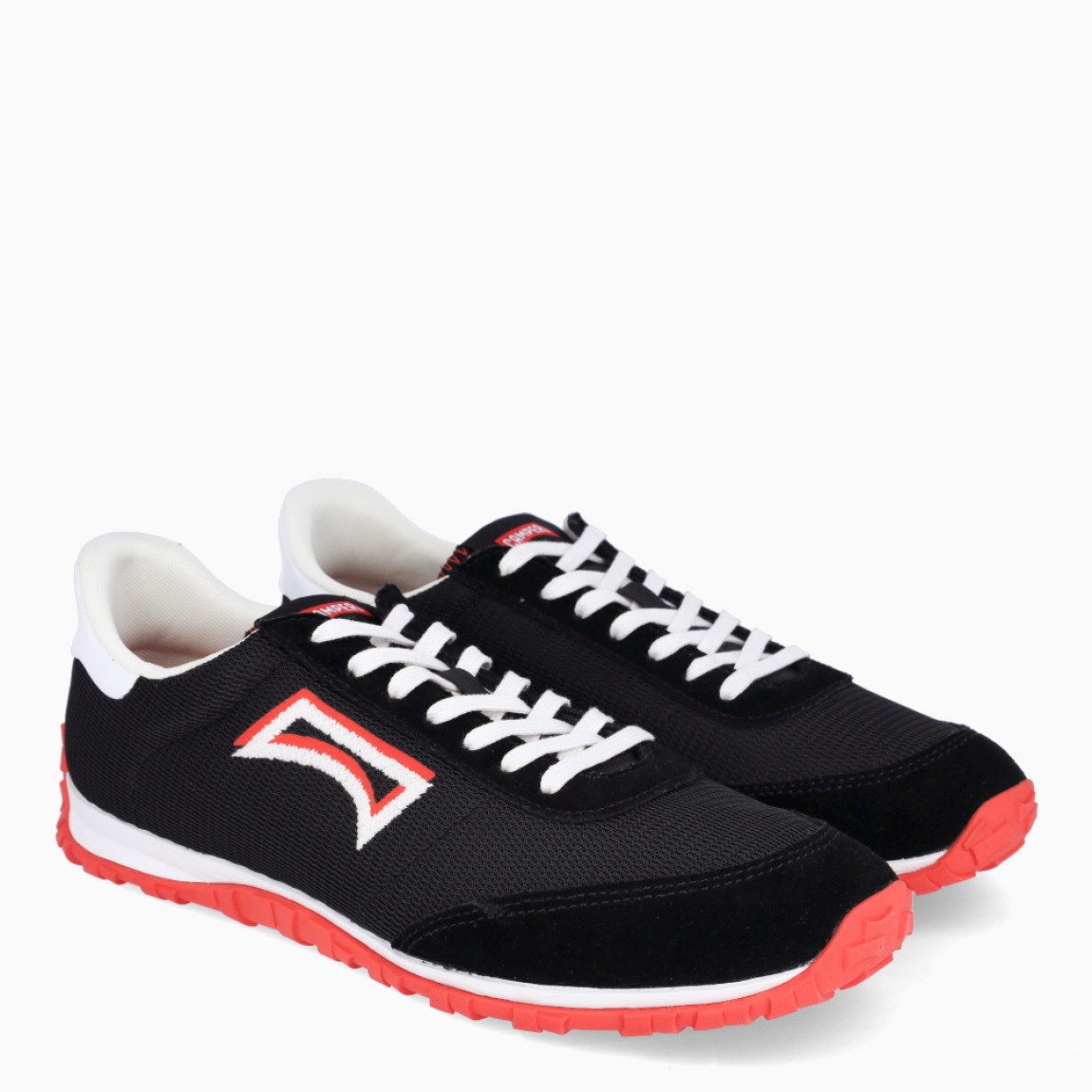 Deportivas de la marca Camper, modelo K866. Exterior en naylon color negro efecto rejilla con detalle en rojo en logo y talón blanco. Deportivas clásicas con cierre de cordones en pala color blanco. Suela de goma dentada. Estas deportivas Camper K866 son unas clásicas, ideales para tu día a día!