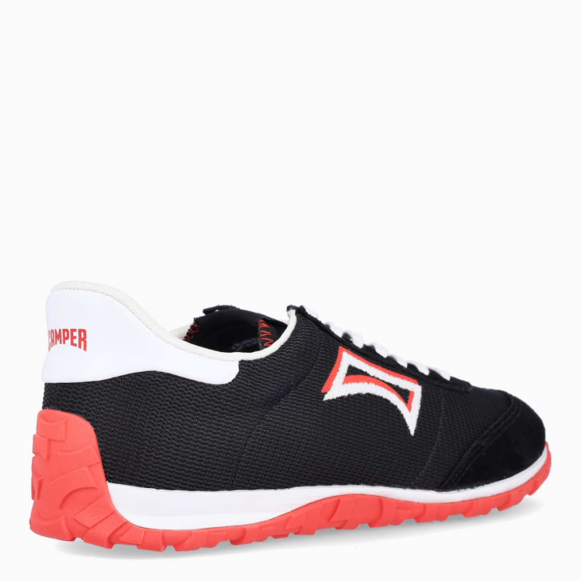 Deportivas de la marca Camper, modelo K866. Exterior en naylon color negro efecto rejilla con detalle en rojo en logo y talón blanco. Deportivas clásicas con cierre de cordones en pala color blanco. Suela de goma dentada. Estas deportivas Camper K866 son unas clásicas, ideales para tu día a día!