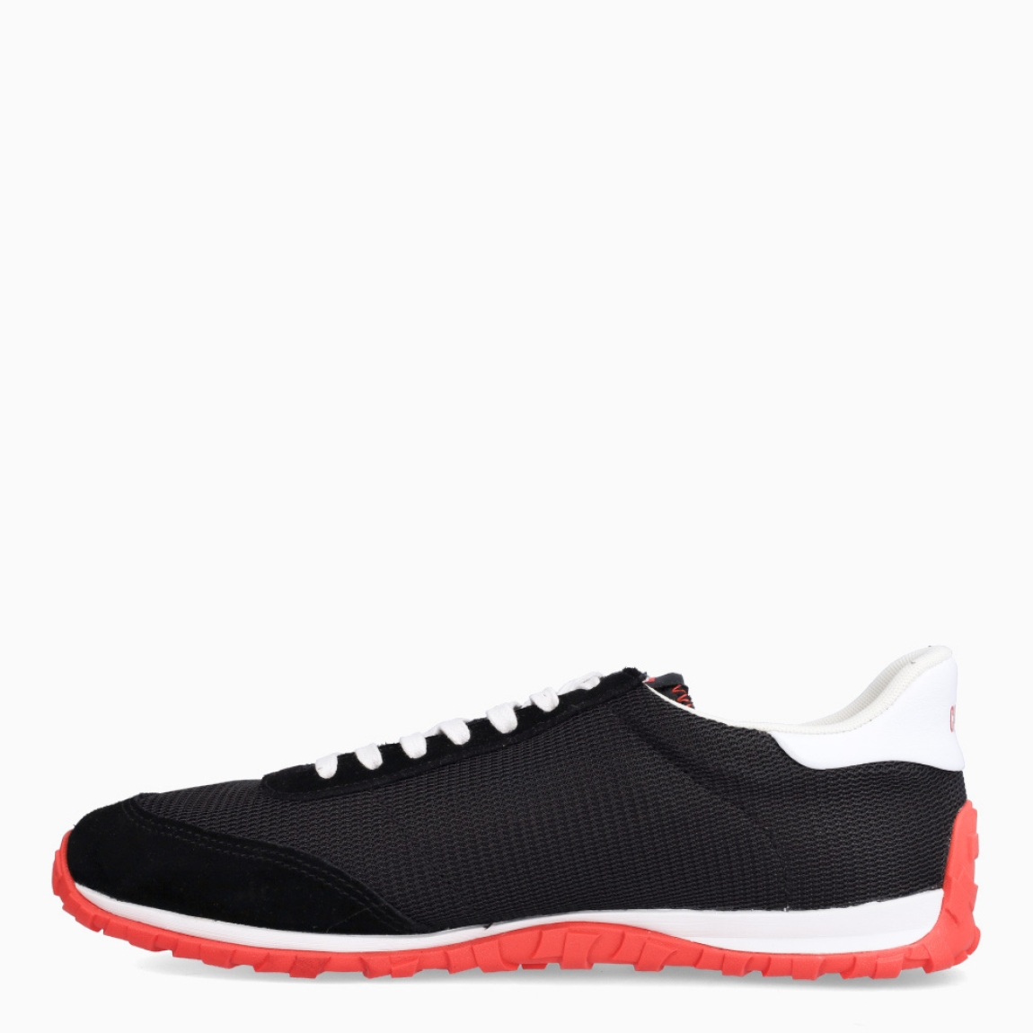 Deportivas de la marca Camper, modelo K866. Exterior en naylon color negro efecto rejilla con detalle en rojo en logo y talón blanco. Deportivas clásicas con cierre de cordones en pala color blanco. Suela de goma dentada. Estas deportivas Camper K866 son unas clásicas, ideales para tu día a día!