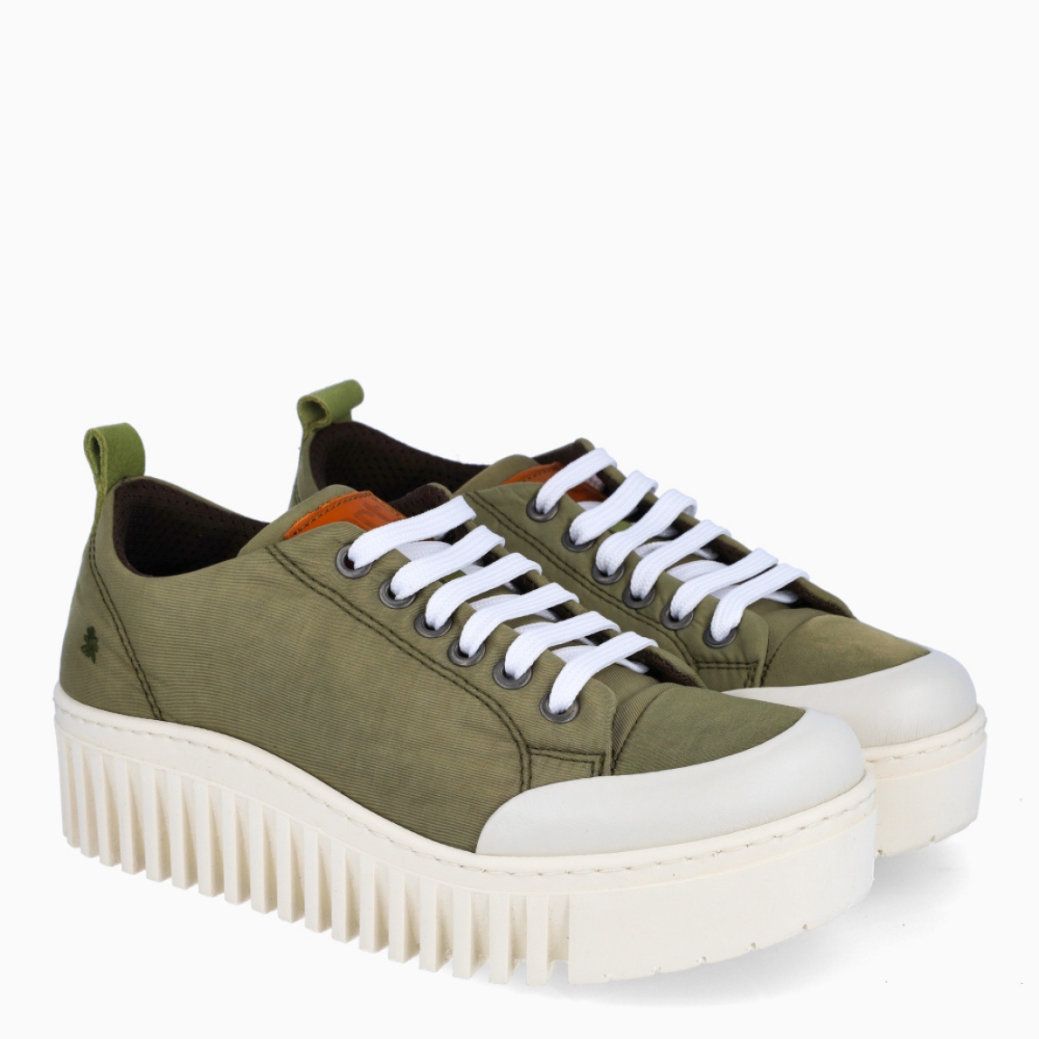 Deportivas de la marca Art, modelo BLASCO. Elaboradas en naylon de color verde militar. Deportivas Art con plantilla acolchada y extraíble para máxima comodidad. Cierre de las deportivas con cordones blancos. Deportivas Art con suela con plataforma dentada 3.5cm. Estas deportivas Art BLASCO son un complemento ideal para llevar en tu día a día esta temporada!