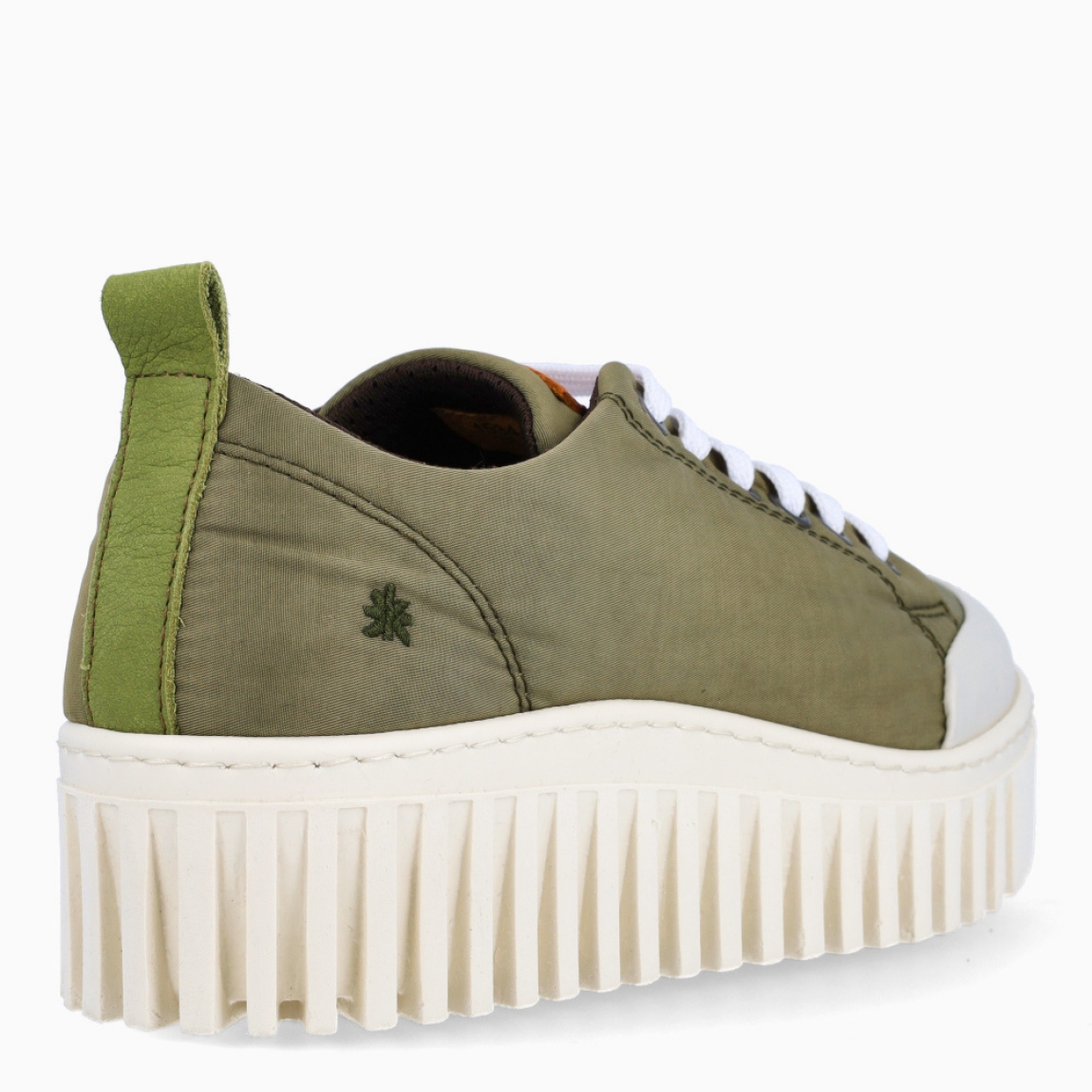 Deportivas de la marca Art, modelo BLASCO. Elaboradas en naylon de color verde militar. Deportivas Art con plantilla acolchada y extraíble para máxima comodidad. Cierre de las deportivas con cordones blancos. Deportivas Art con suela con plataforma dentada 3.5cm. Estas deportivas Art BLASCO son un complemento ideal para llevar en tu día a día esta temporada!