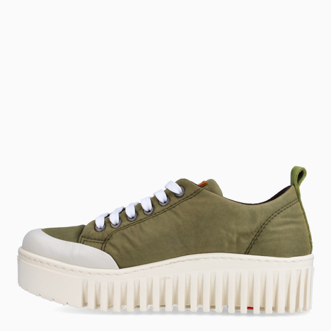 Deportivas de la marca Art, modelo BLASCO. Elaboradas en naylon de color verde militar. Deportivas Art con plantilla acolchada y extraíble para máxima comodidad. Cierre de las deportivas con cordones blancos. Deportivas Art con suela con plataforma dentada 3.5cm. Estas deportivas Art BLASCO son un complemento ideal para llevar en tu día a día esta temporada!