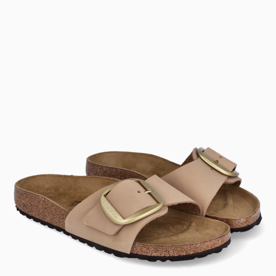 Sandalias de la marca Birkenstock, modelo ARIZONA BIRKO. Exterior de las sandalias en piel color beig con base de corcho en forma anatómica. Cierre de las sandalias Birkenstock con dos hebillas de espiga metálica con ajuste individual. Estas sandalias Birkenstock ARIZONA está diseñada con material resistente y respetuoso con la piel. El complemento ideal que necesitas para tus looks llenos de comodidad esta temporada.