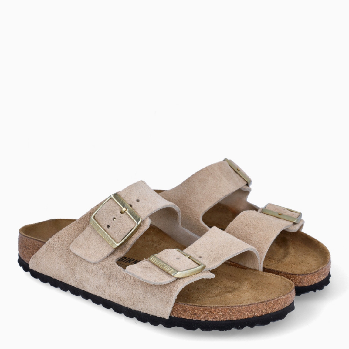Sandalias de la marca Birkenstock, modelo ARIZONA BIRKO. Sandalias elaboradas en ante de color beig con una base de corcho y látex de forma anatómica. Cierre de las sandalias con doble hebilla de espiga de metal con ajuste individual. Estas sandalias Birkenstock ARIZONA BIRKO es un complemento clásico para tus looks de temporada, con un diseño sencillo atemporal y una ligereza que te dará la comodidad que necesitas en tu día a día.