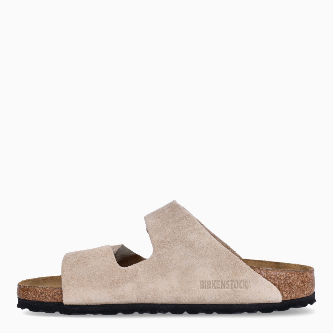 Sandalias de la marca Birkenstock, modelo ARIZONA BIRKO. Sandalias elaboradas en ante de color beig con una base de corcho y látex de forma anatómica. Cierre de las sandalias con doble hebilla de espiga de metal con ajuste individual. Estas sandalias Birkenstock ARIZONA BIRKO es un complemento clásico para tus looks de temporada, con un diseño sencillo atemporal y una ligereza que te dará la comodidad que necesitas en tu día a día.
