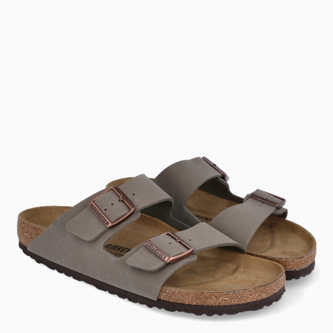 Sandalias de la marca Birkenstock, modelo ARIZONA BIRKO. Exterior de las sandalias en piel color taupe con base de corcho en forma anatómica. Cierre de las sandalias Birkenstock con dos hebillas de espiga metálica con ajuste individual. Estas sandalias Birkenstock ARIZONA está diseñada con material resistente y respetuoso con la piel. El complemento ideal que necesitas para tus looks llenos de comodidad esta temporada.