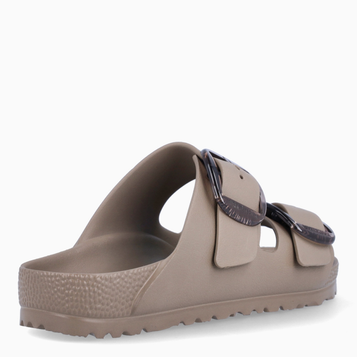 Sandalias de la marca Birkenstock, modelo ARIZONA EVA. Sandalias elaboradas en neopreno de alta calidad color taupe. Cierre de las sandalias con doble hebilla, en el empeine y la pala. Sandalias con suela plana y de goma. Estas sandalias Birkenstock ARIZONA EVA son un complemento clásico para esta temporada, podrás combinarlo con diferentes outifts y disfrutar de una comodidad máxima. No te puede faltar en el armario.