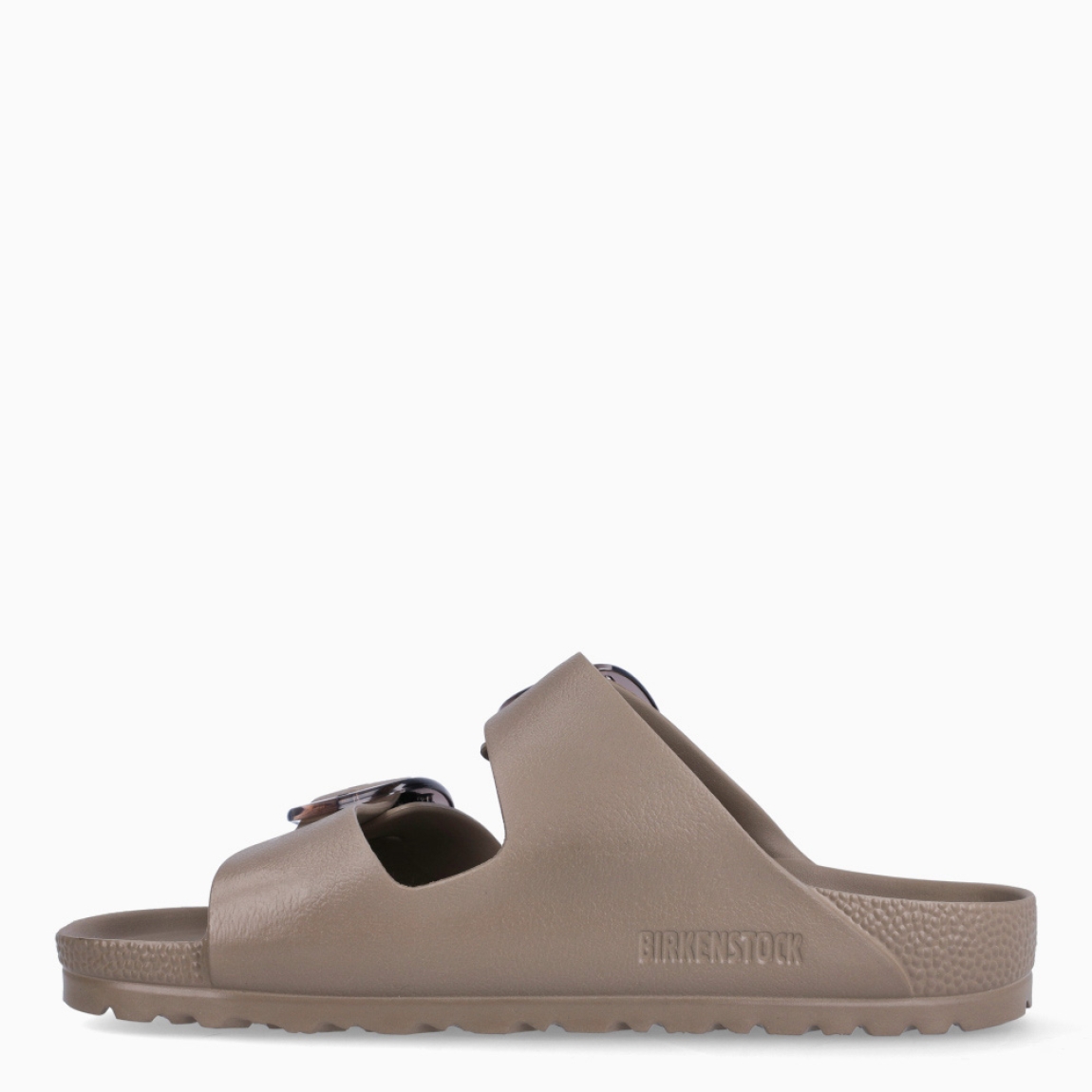 Sandalias de la marca Birkenstock, modelo ARIZONA EVA. Sandalias elaboradas en neopreno de alta calidad color taupe. Cierre de las sandalias con doble hebilla, en el empeine y la pala. Sandalias con suela plana y de goma. Estas sandalias Birkenstock ARIZONA EVA son un complemento clásico para esta temporada, podrás combinarlo con diferentes outifts y disfrutar de una comodidad máxima. No te puede faltar en el armario.