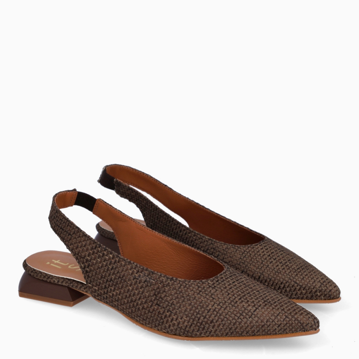 Salones destalonados de la marca Itse, modelo ANTONIA. Salones elaborados en piel trenzada color marrón. Salones en punta de lápiz con cierre en tira de elástico en el talón. Suela de goma plana. Estos salones Itse ANTONIA son un complemento con estilo, elegancia y comodidad, perfectos para la temporada!