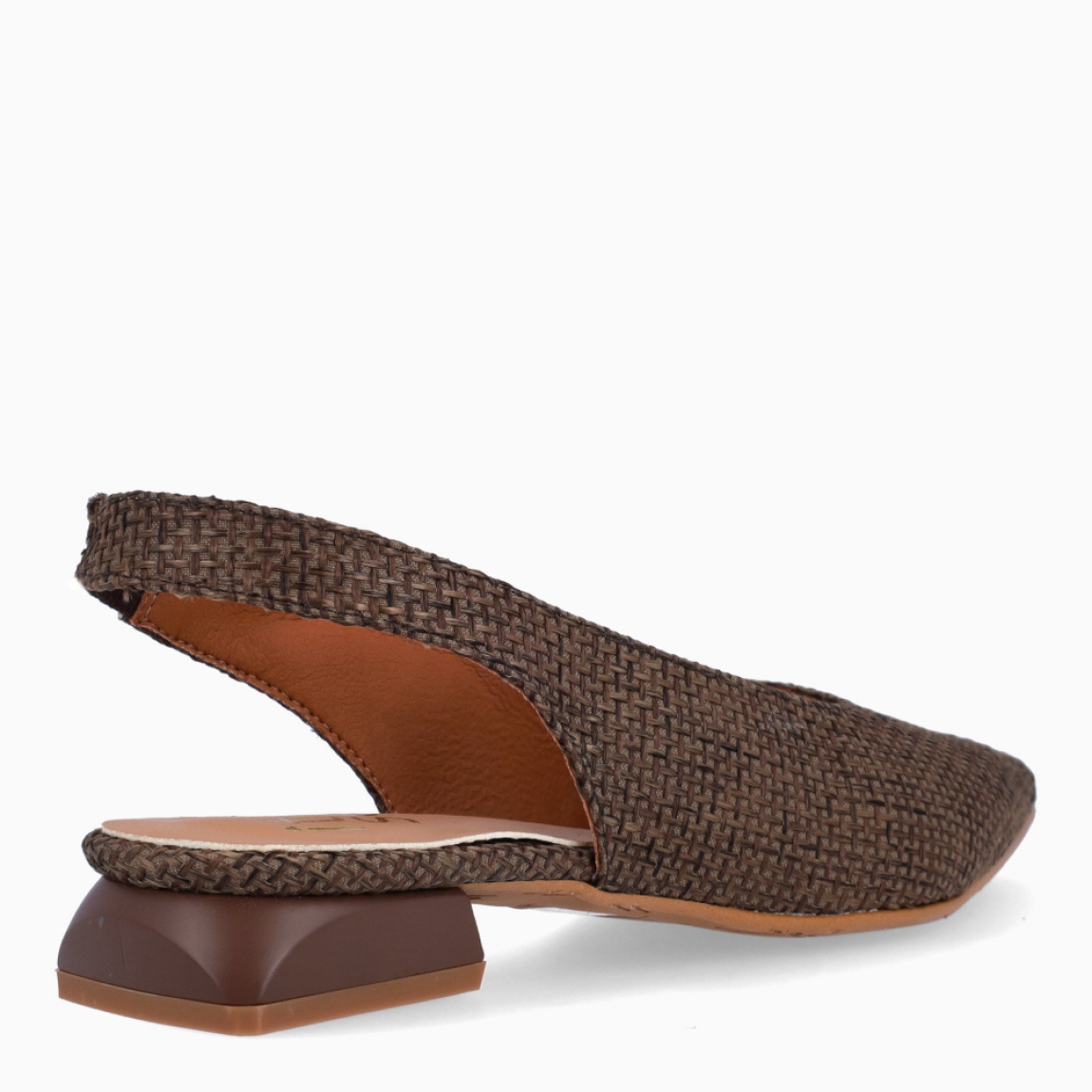 Salones destalonados de la marca Itse, modelo ANTONIA. Salones elaborados en piel trenzada color marrón. Salones en punta de lápiz con cierre en tira de elástico en el talón. Suela de goma plana. Estos salones Itse ANTONIA son un complemento con estilo, elegancia y comodidad, perfectos para la temporada!