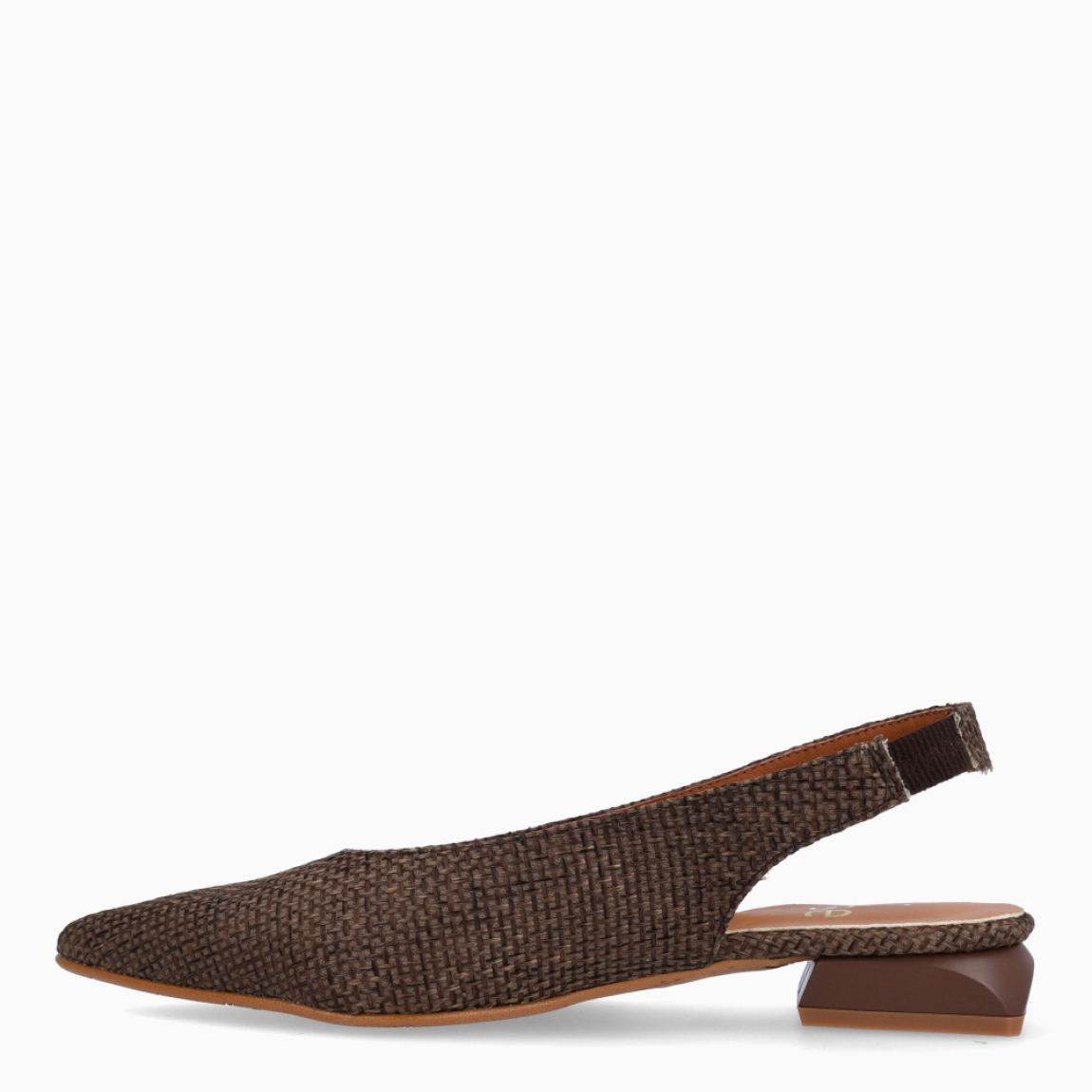 Salones destalonados de la marca Itse, modelo ANTONIA. Salones elaborados en piel trenzada color marrón. Salones en punta de lápiz con cierre en tira de elástico en el talón. Suela de goma plana. Estos salones Itse ANTONIA son un complemento con estilo, elegancia y comodidad, perfectos para la temporada!