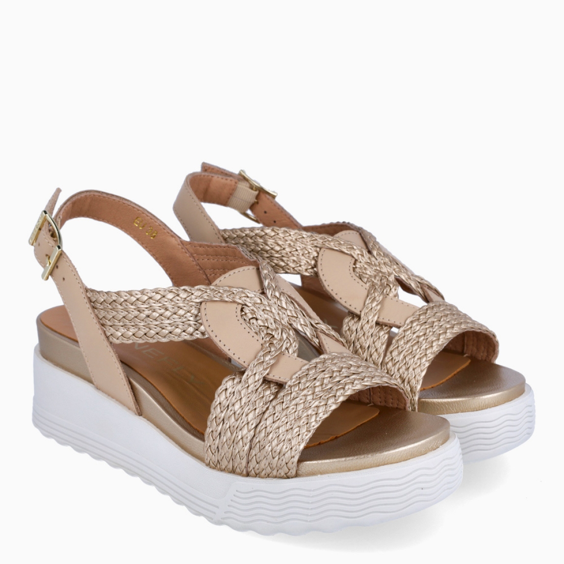 Sandalias de la marca Stonefly, modelo LIA. Sandalias elaboradas en piel trenzada color platino con tiras cruzadas. Interior en piel color camel. Cierre de las sandalias con hebilla en tobillo. Sandalias Stonefly con cuña de 5cm de altura. Estas Stonefly LIA son un complemento que te ofrecerá la comodidad que necesitas a donde vayas esta temporada!