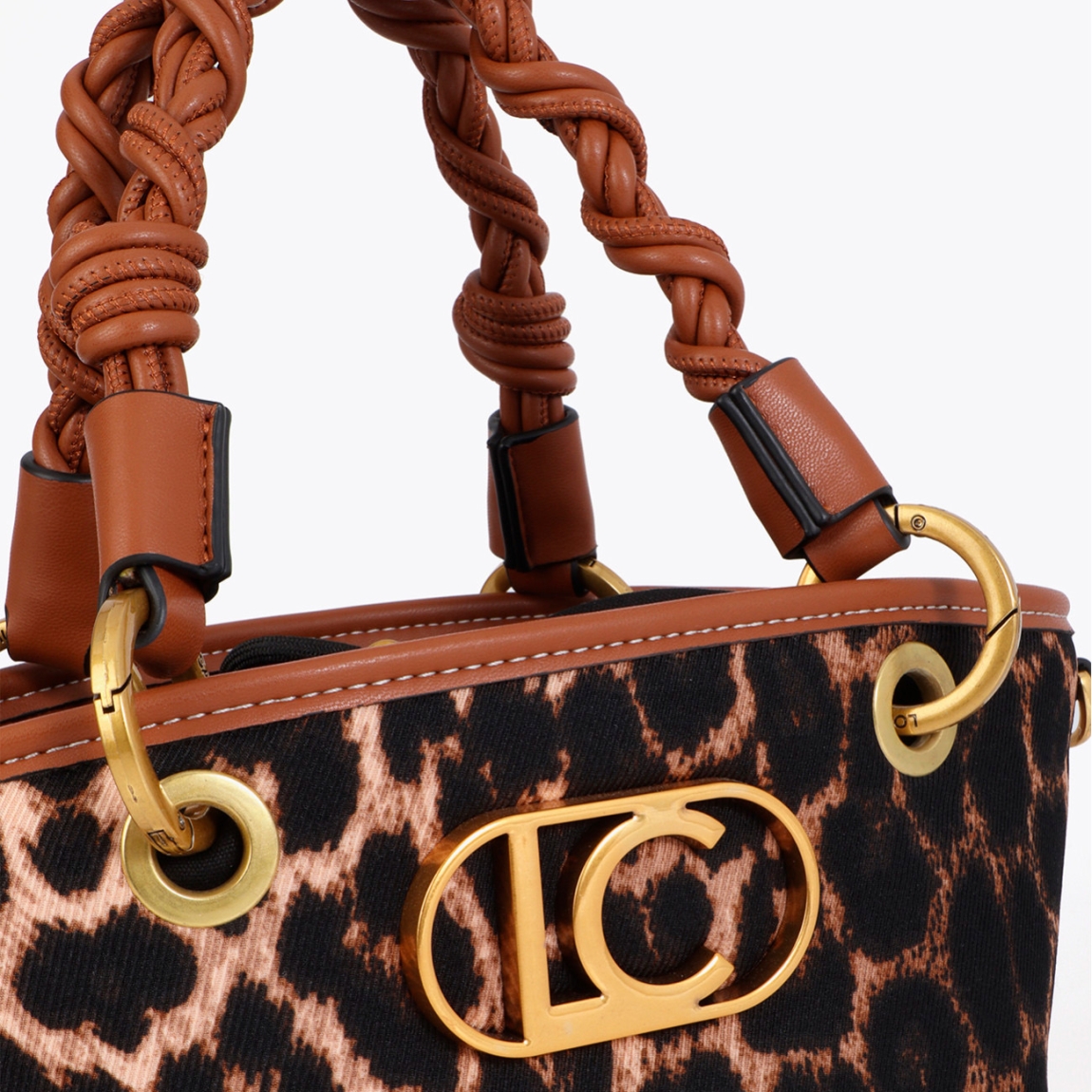 Mini capazo de la marca Lola Casademunt, modelo PETRA. Elaborado en piel con estampado leopardo y detalles en efecto piel. Incluye asas trenzadas y una correa ajustable para mayor versatilidad. Diseño chic con cierre seguro. Bolso Lola Casademunt PETRA, es un complemento ideal para elevar tus looks!ALTO 18cm ANCHO 22.5cm PROFUNDIDAD 11cm