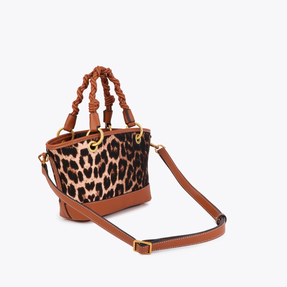 Mini capazo de la marca Lola Casademunt, modelo PETRA. Elaborado en piel con estampado leopardo y detalles en efecto piel. Incluye asas trenzadas y una correa ajustable para mayor versatilidad. Diseño chic con cierre seguro. Bolso Lola Casademunt PETRA, es un complemento ideal para elevar tus looks!ALTO 18cm ANCHO 22.5cm PROFUNDIDAD 11cm