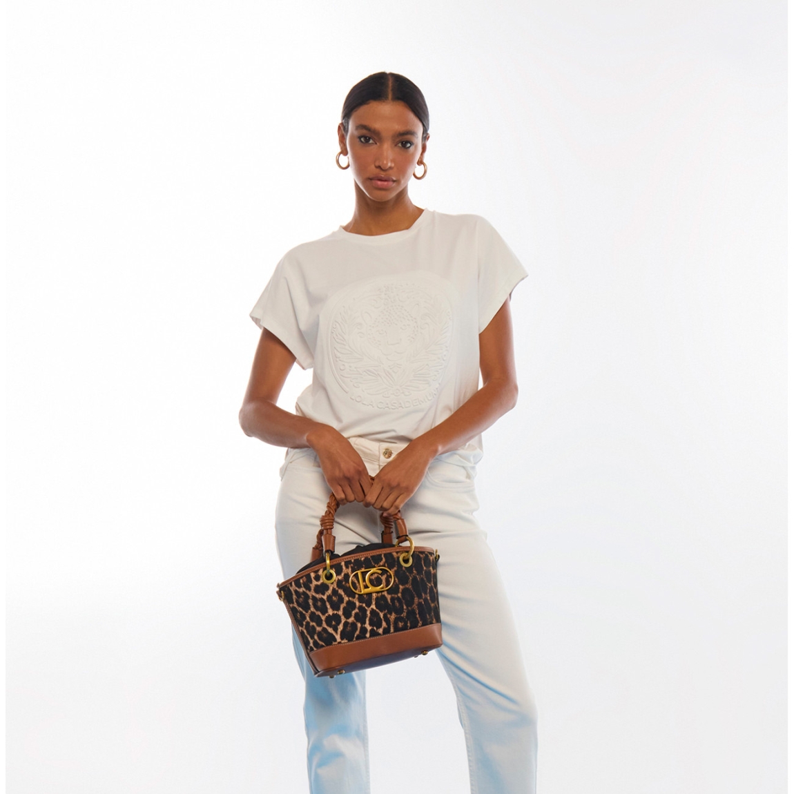 Mini capazo de la marca Lola Casademunt, modelo PETRA. Elaborado en piel con estampado leopardo y detalles en efecto piel. Incluye asas trenzadas y una correa ajustable para mayor versatilidad. Diseño chic con cierre seguro. Bolso Lola Casademunt PETRA, es un complemento ideal para elevar tus looks!ALTO 18cm ANCHO 22.5cm PROFUNDIDAD 11cm