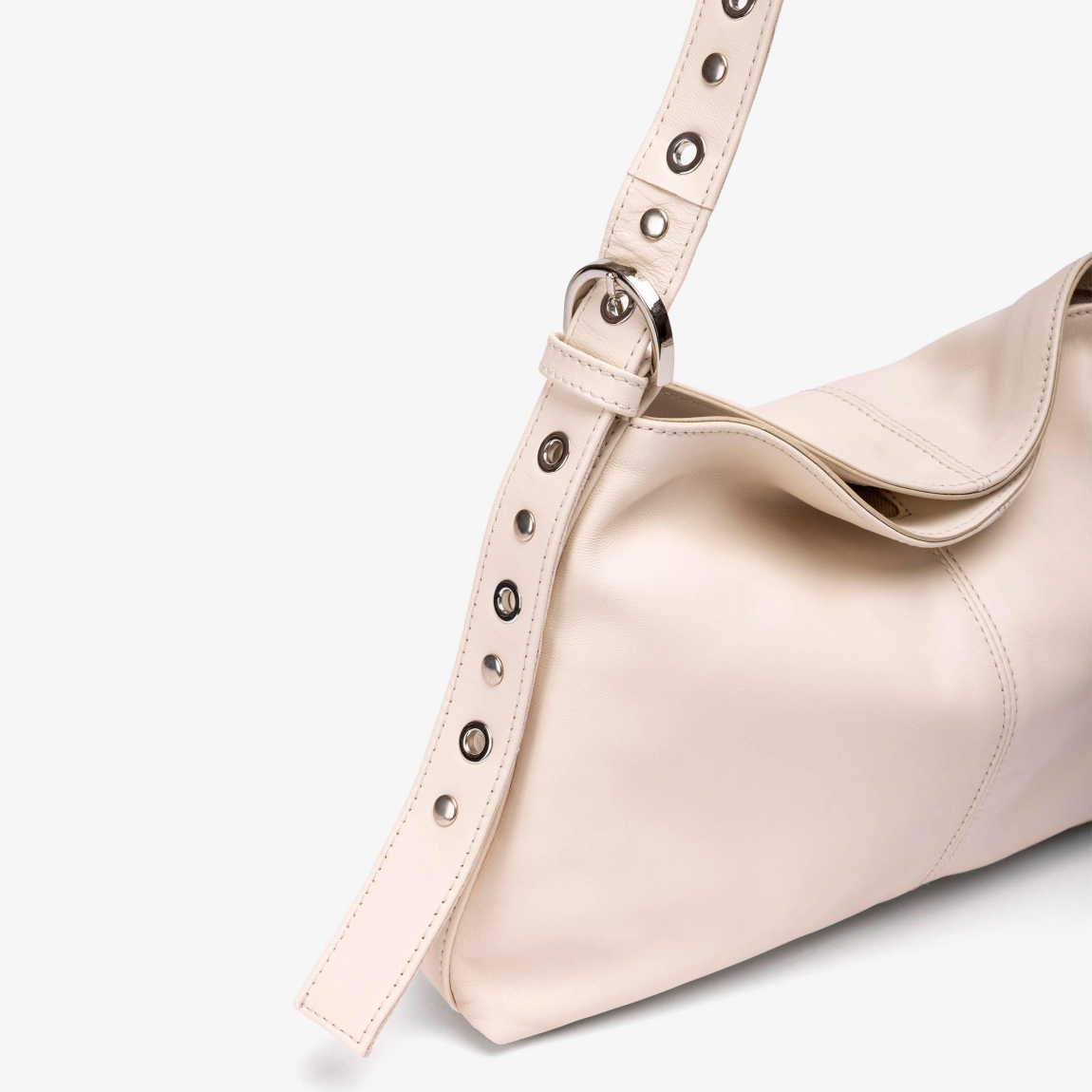 Bolso mediano de la marca UNISA, modelo ZFRAN. Bolso fabricado en piel de color hielo. Asa de hombro en piel al tono con detalles de tachuelas. Asas con detalle de hebillas en los extremos. Bolso UNISA con bolsillo interior con cremallera y cierre mediante imán. Bolso UNISA ZFRAN ideal para llevar en tu día a día! Medidas: alto 24cm y ancho 30cm
