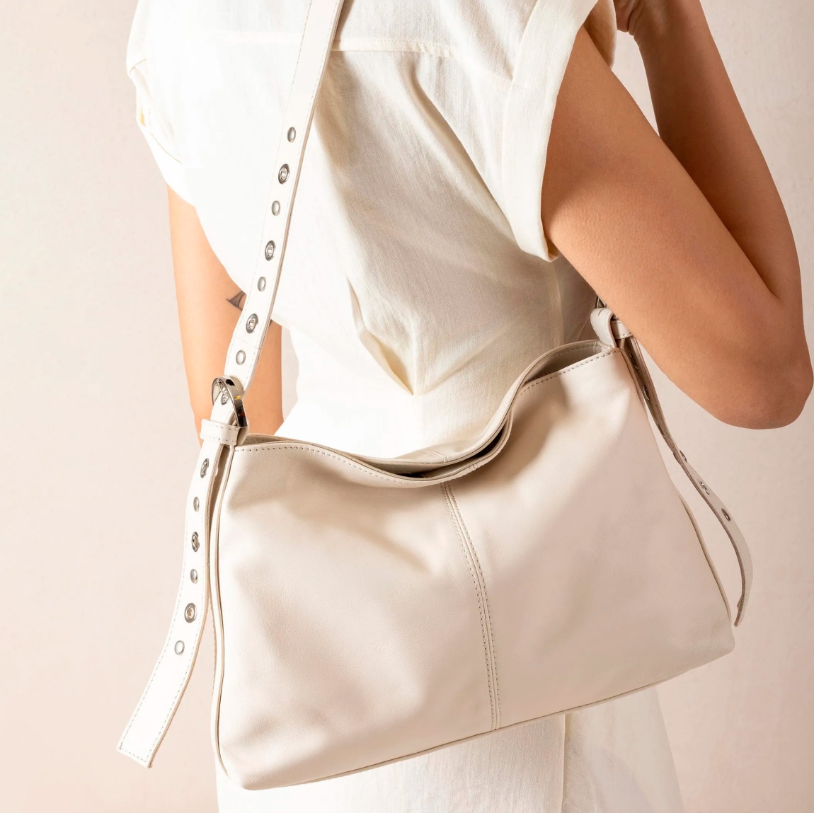 Bolso mediano de la marca UNISA, modelo ZFRAN. Bolso fabricado en piel de color hielo. Asa de hombro en piel al tono con detalles de tachuelas. Asas con detalle de hebillas en los extremos. Bolso UNISA con bolsillo interior con cremallera y cierre mediante imán. Bolso UNISA ZFRAN ideal para llevar en tu día a día! Medidas: alto 24cm y ancho 30cm
