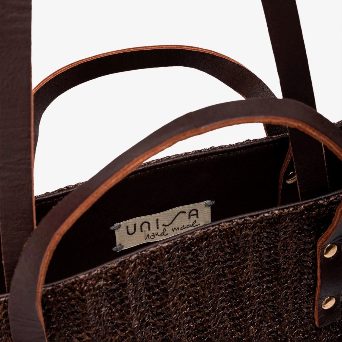 Bolso mediano de la marca UNISA, modelo ZSAND. Bolso estilo shopper con doble asa. Fabricado en tejido de rafia natural color marrón. Asa corta y larga para su comodidad. Medidas: alto 30cm y ancho 42cm. Bolso UNISA ZFRAN ideal para llevar en tu día a día!