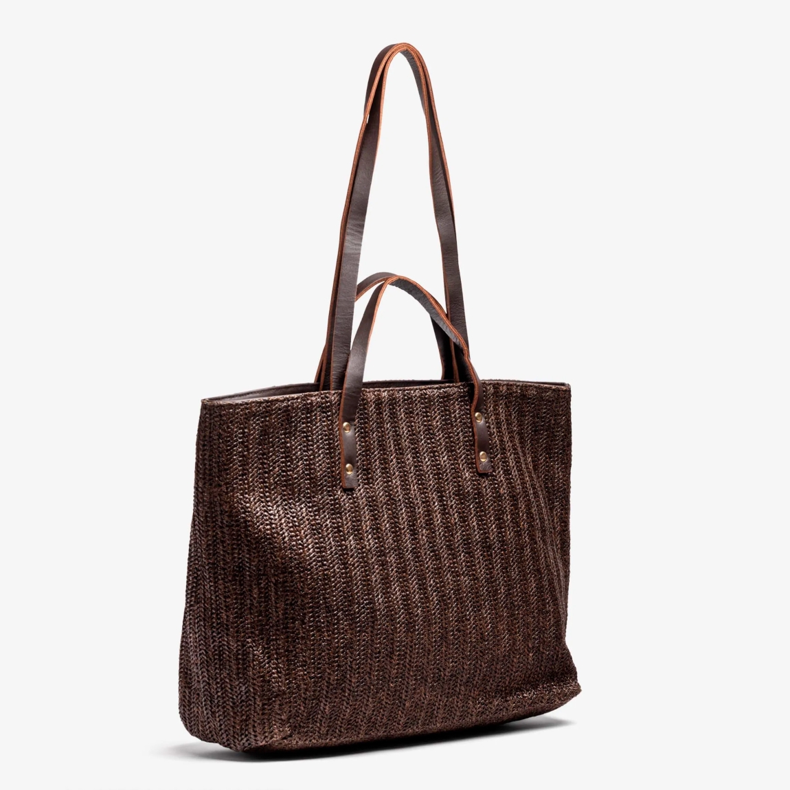 Bolso mediano de la marca UNISA, modelo ZSAND. Bolso estilo shopper con doble asa. Fabricado en tejido de rafia natural color marrón. Asa corta y larga para su comodidad. Medidas: alto 30cm y ancho 42cm. Bolso UNISA ZFRAN ideal para llevar en tu día a día!