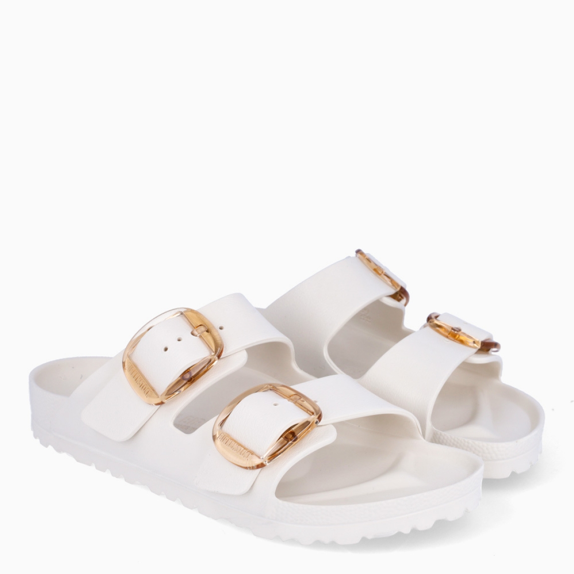 Sandalias de la marca Birkenstock, modelo ARIZONA EVA. Sandalias elaboradas en neopreno color blanco de alta calidad. Cierre de las sandalias con doble hebilla, en el empeine y la pala. Sandalias con suela plana de goma. Estas sandalias Birkenstock ARIZONA EVA son ligeras, resistentes al agua y ofrecen la mayor comodidad que necesitas en esta temporada.