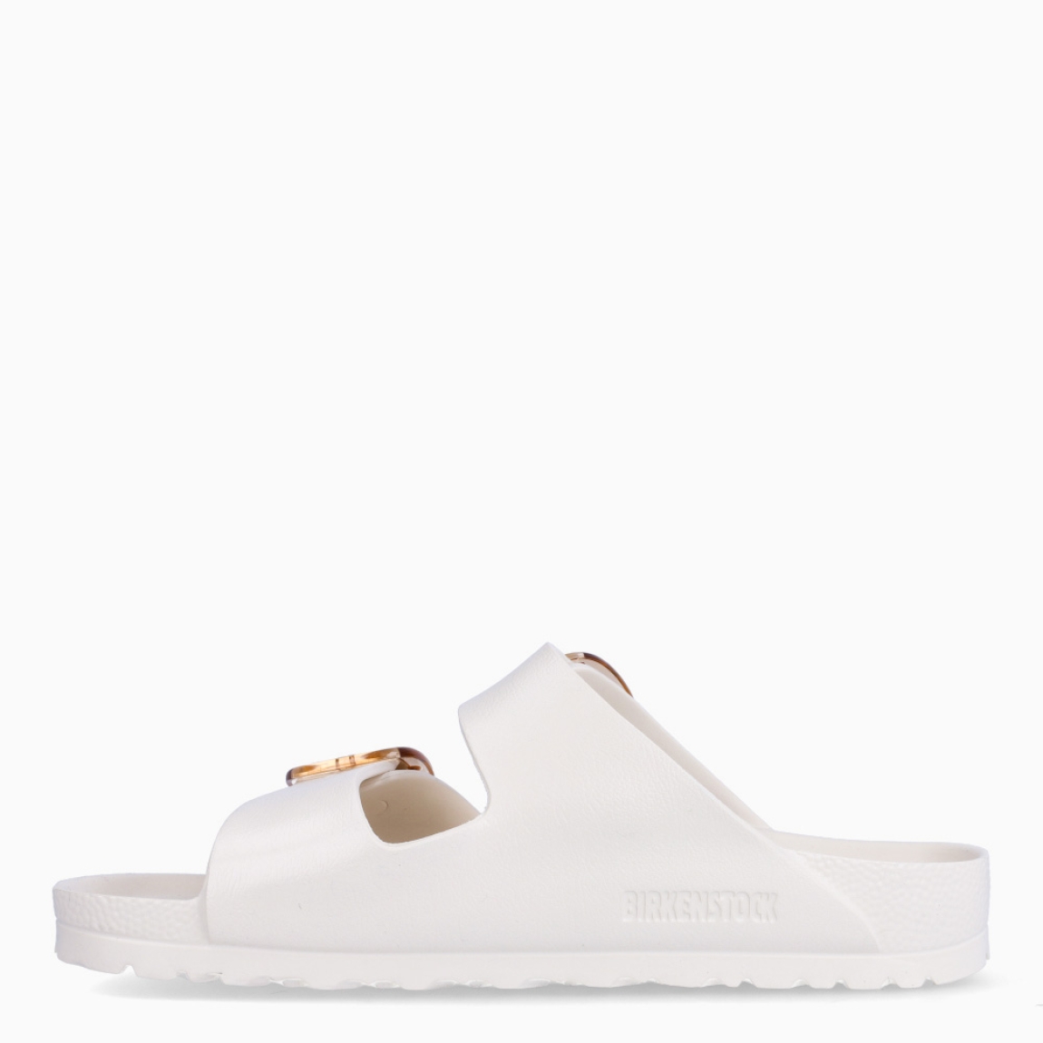 Sandalias de la marca Birkenstock, modelo ARIZONA EVA. Sandalias elaboradas en neopreno color blanco de alta calidad. Cierre de las sandalias con doble hebilla, en el empeine y la pala. Sandalias con suela plana de goma. Estas sandalias Birkenstock ARIZONA EVA son ligeras, resistentes al agua y ofrecen la mayor comodidad que necesitas en esta temporada.